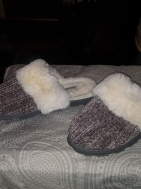 Plush Faux Fur Clog Slippers - Cream & Gray